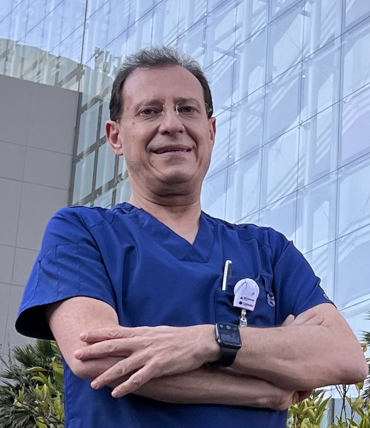Dr. Ricardo Gutfrajnd Feldmann, médico cirujano urólogo, en instalaciones hospitalarias de la Ciudad de México